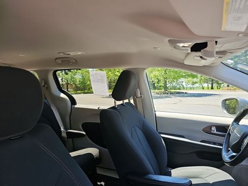 Used 2019 Chrysler Pacifica Touring Plus w/ Advanced Safetytec Group FWD image 11