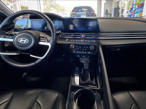 Used 2025 Hyundai Elantra Limited image 6