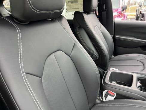 New 2026 Chrysler Pacifica Select image 38