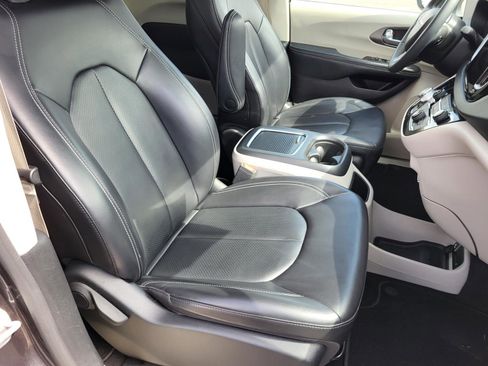 Used 2023 Chrysler Pacifica Touring-L FWD image 10