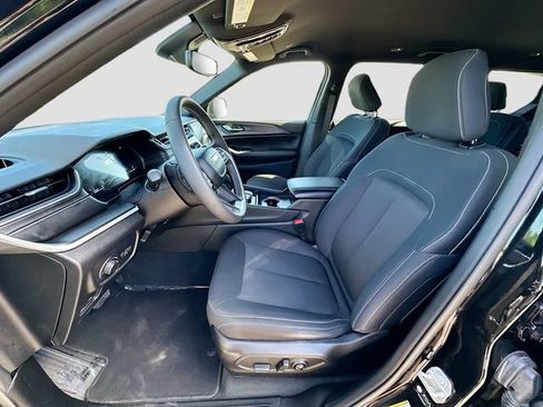 Used 2024 Jeep Grand Cherokee L Laredo image 19