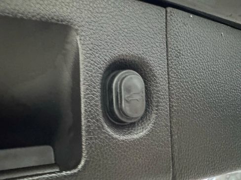 Used 2016 GMC Yukon Denali w/ Enhanced Security Package image 41