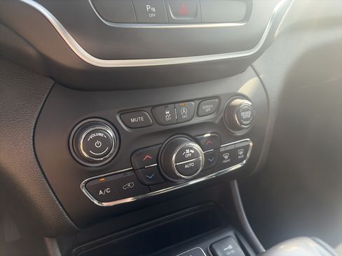 Used 2019 Jeep Cherokee Latitude Plus w/ Comfort/Convenience Group AWD/4WD image 33