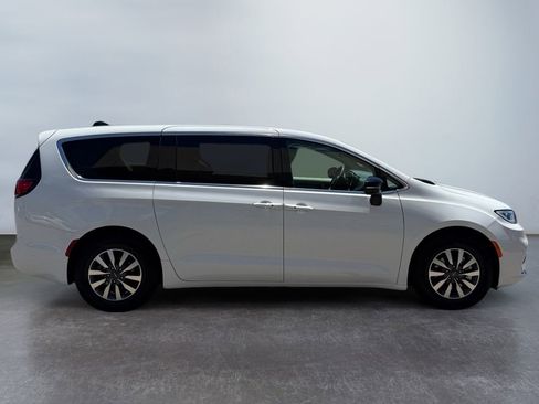 Used 2024 Chrysler Pacifica Limited FWD image 4
