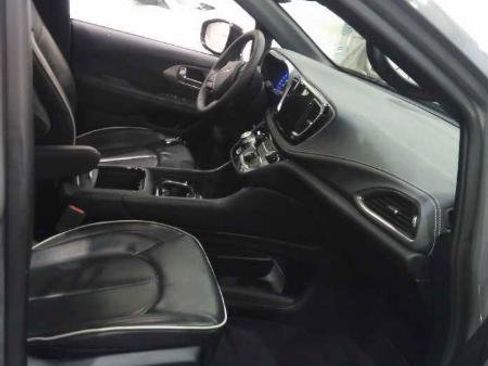 Used 2025 Chrysler Pacifica Limited image 9