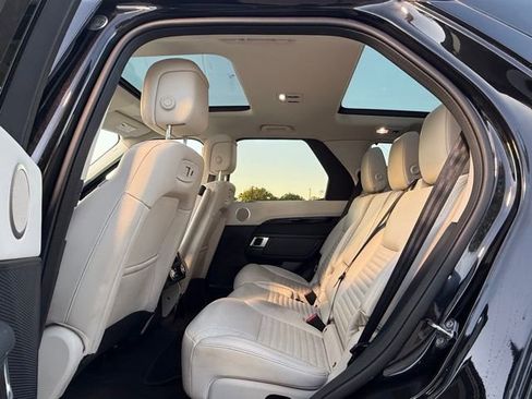 Used 2025 Land Rover Discovery S image 12