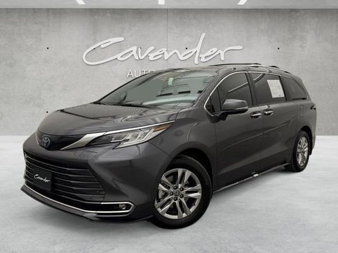 Used 2025 Toyota Sienna Limited image 1