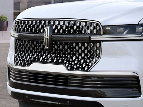 New 2027 Lincoln Navigator Premiere RWD image 17