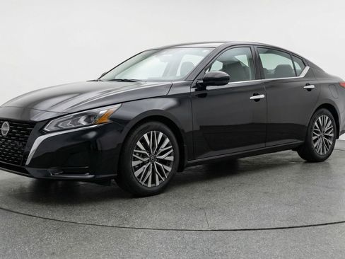 Used 2025 Nissan Altima 2.5 SV image 3