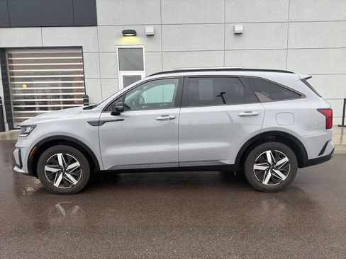 Certified 2023 Kia Sorento EX w/ Panoramic Sunroof Package image 3