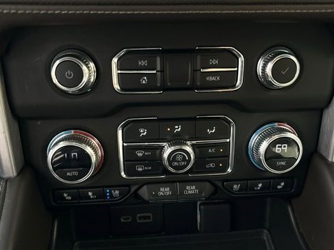 Certified 2023 GMC Yukon SLT w/ SLT Luxury Package image 24