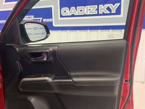 Used 2016 Toyota Tacoma TRD Off-Road image 30