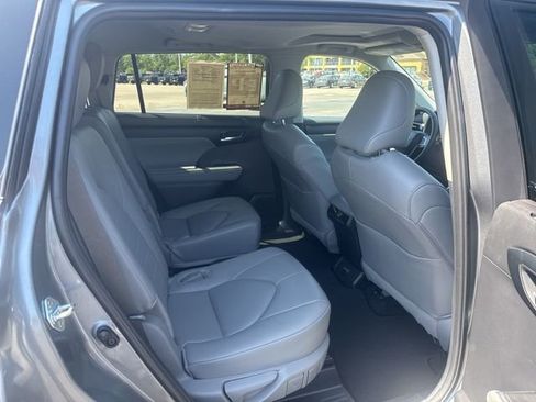 Used 2025 Toyota Highlander XLE image 16