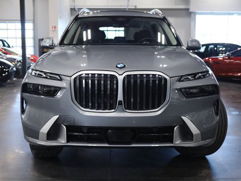 Used 2025 BMW X7 xDrive40i w/ Premium Package AWD/4WD image 2