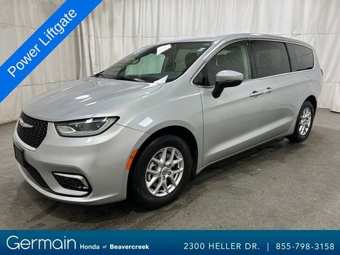 Used 2023 Chrysler Pacifica Touring-L image 4