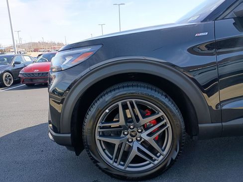 Used 2025 Ford Explorer ST-Line w/ ST-Line Street Pack image 16