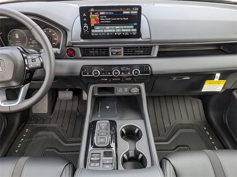 New 2025 Honda Pilot Touring image 7