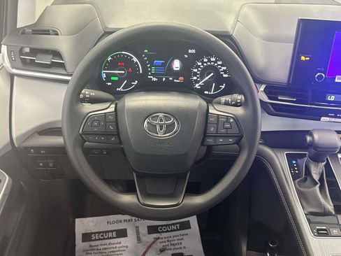 Used 2026 Toyota Sienna LE FWD image 13
