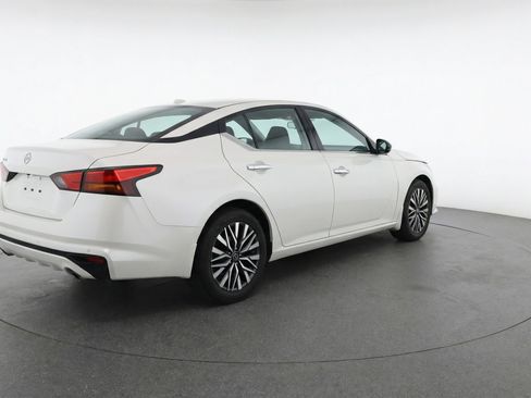 Used 2025 Nissan Altima 2.5 SV FWD image 9