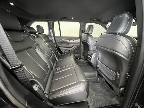 Used 2024 Jeep Grand Cherokee Limited w/ Black Appearance Package image 8