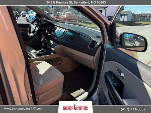 Used 2017 Kia Sedona LX image 23