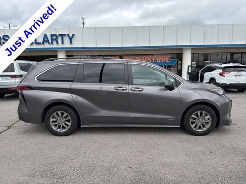 Used 2021 Toyota Sienna XLE FWD image 2