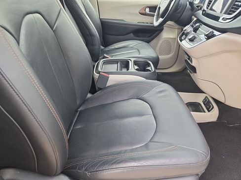 Used 2018 Chrysler Pacifica Touring-L FWD image 19