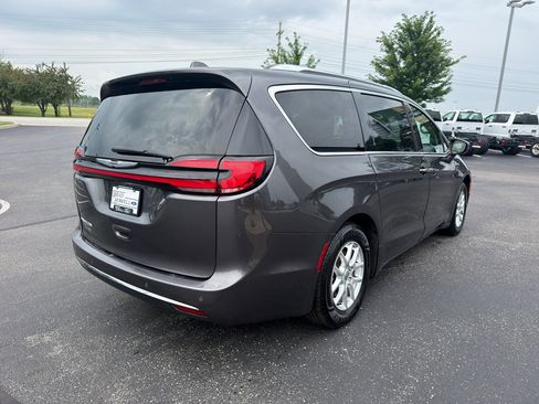 Used 2021 Chrysler Pacifica Touring-L FWD image 6