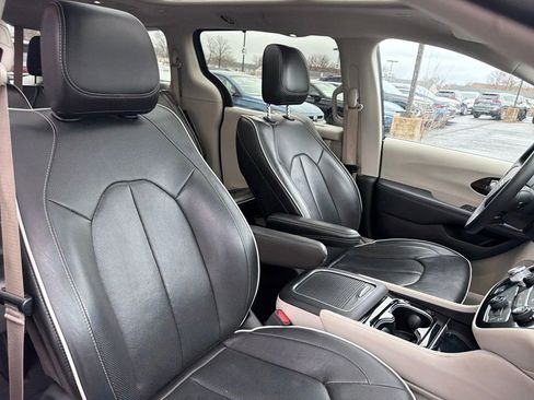 Used 2023 Chrysler Pacifica Limited image 28