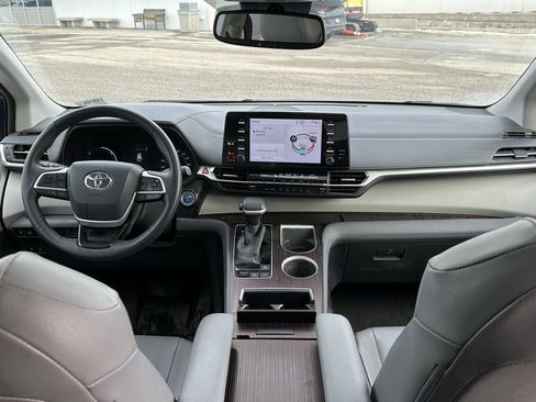 Used 2021 Toyota Sienna XLE image 18