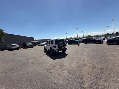 Used 2025 Jeep Wrangler Unlimited Sahara AWD/4WD image 15