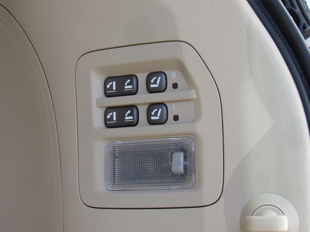Used 2015 Lexus LX 570 4WD w/ Luxury Package image 23
