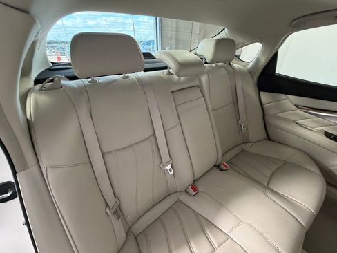 Used 2011 INFINITI M56 w/ Deluxe Touring Pkg image 31