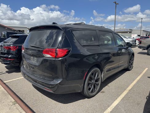 Used 2019 Chrysler Pacifica Touring-L w/ S Appearance Package FWD image 4