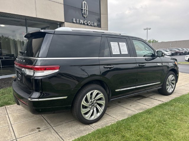 Used 2022 Lincoln Navigator Reserve AWD/4WD image 6