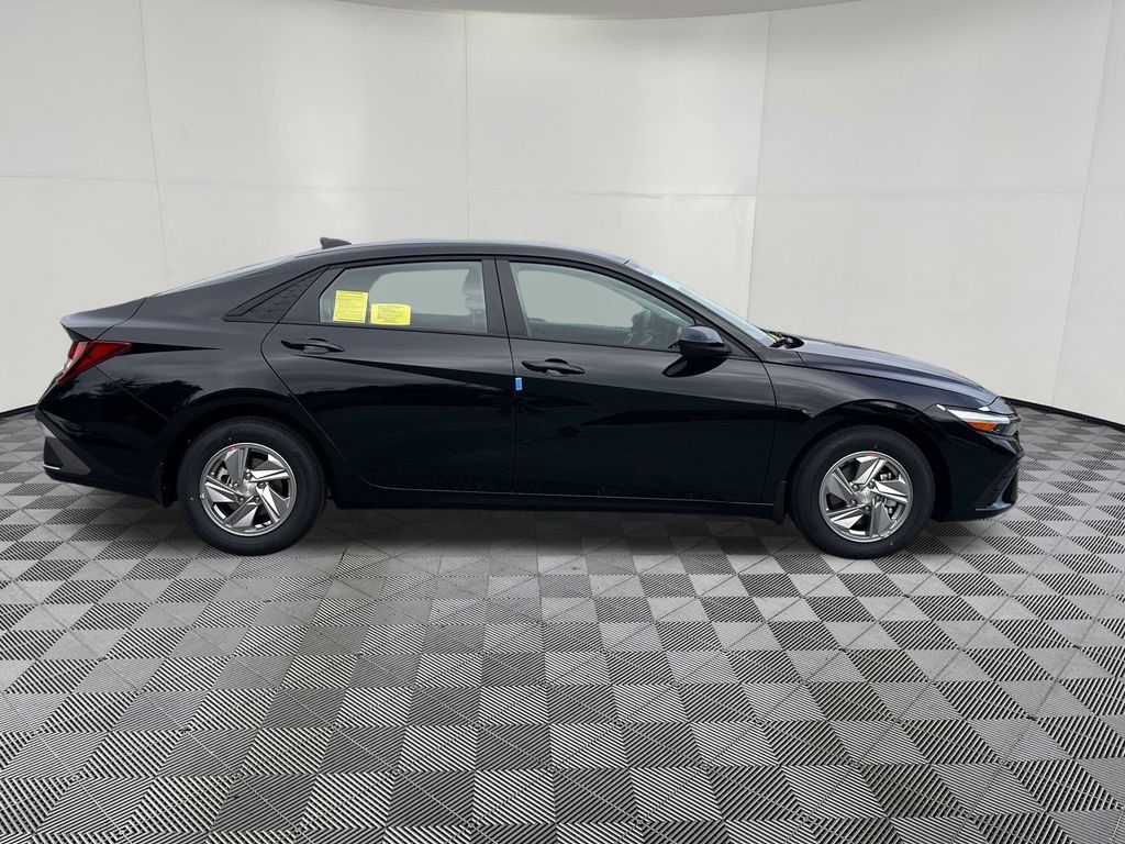 Certified 2026 Hyundai Elantra SE FWD image 5