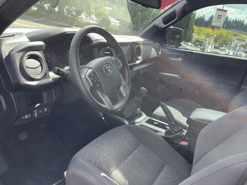 Certified 2018 Toyota Tacoma TRD Off-Road w/ Technology Package AWD/4WD image 8