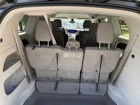 Used 2017 Chrysler Pacifica Touring FWD image 16