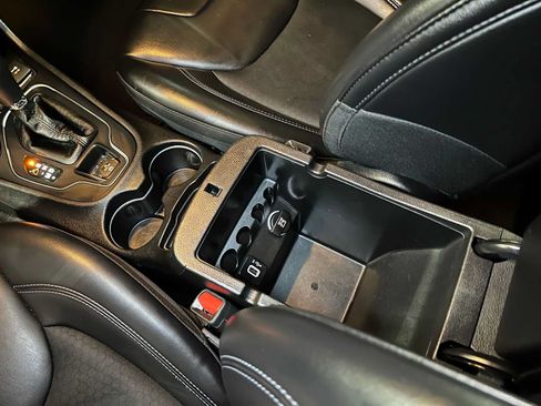 Used 2019 Jeep Cherokee Latitude Plus FWD image 32