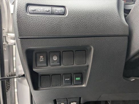 Used 2020 Nissan Rogue Sport S image 11