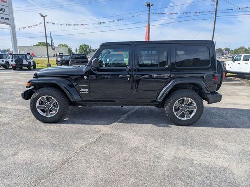 Used 2023 Jeep Wrangler Unlimited Sahara AWD/4WD image 6