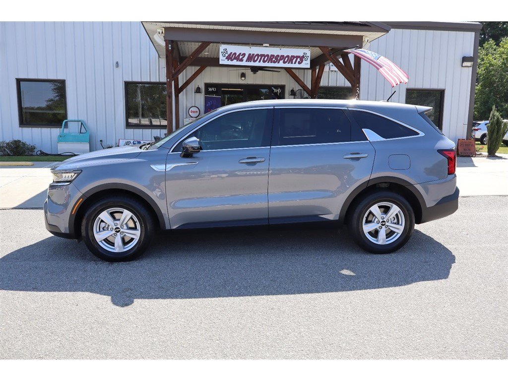 Used 2022 Kia Sorento LX FWD image 2