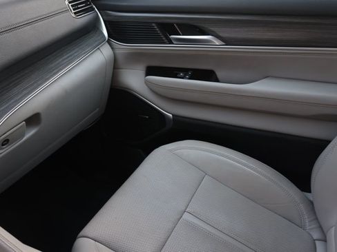 Certified 2024 Jeep Wagoneer Series II w/ Flexible Seating Group RWD image 13