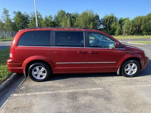 Used 2009 Chrysler Town & Country Touring FWD image 9
