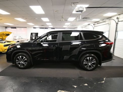 Used 2023 Toyota Highlander XLE AWD/4WD image 4