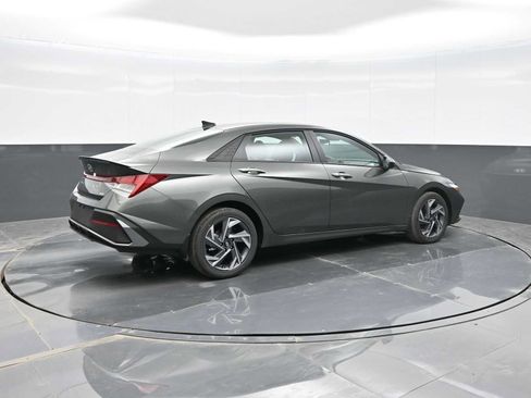Used 2025 Hyundai Elantra SEL FWD image 8