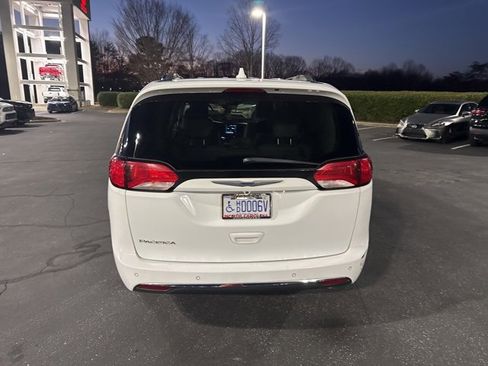 Used 2019 Chrysler Pacifica Touring-L w/ Advanced Safetytec Group image 8