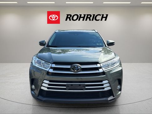 Used 2017 Toyota Highlander XLE AWD/4WD image 2