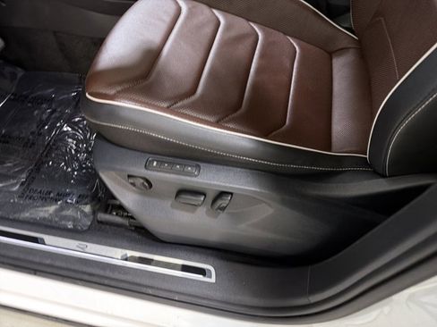 Used 2024 Volkswagen Tiguan SEL R-Line image 17