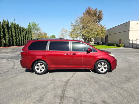 Used 2017 Toyota Sienna LE FWD image 4